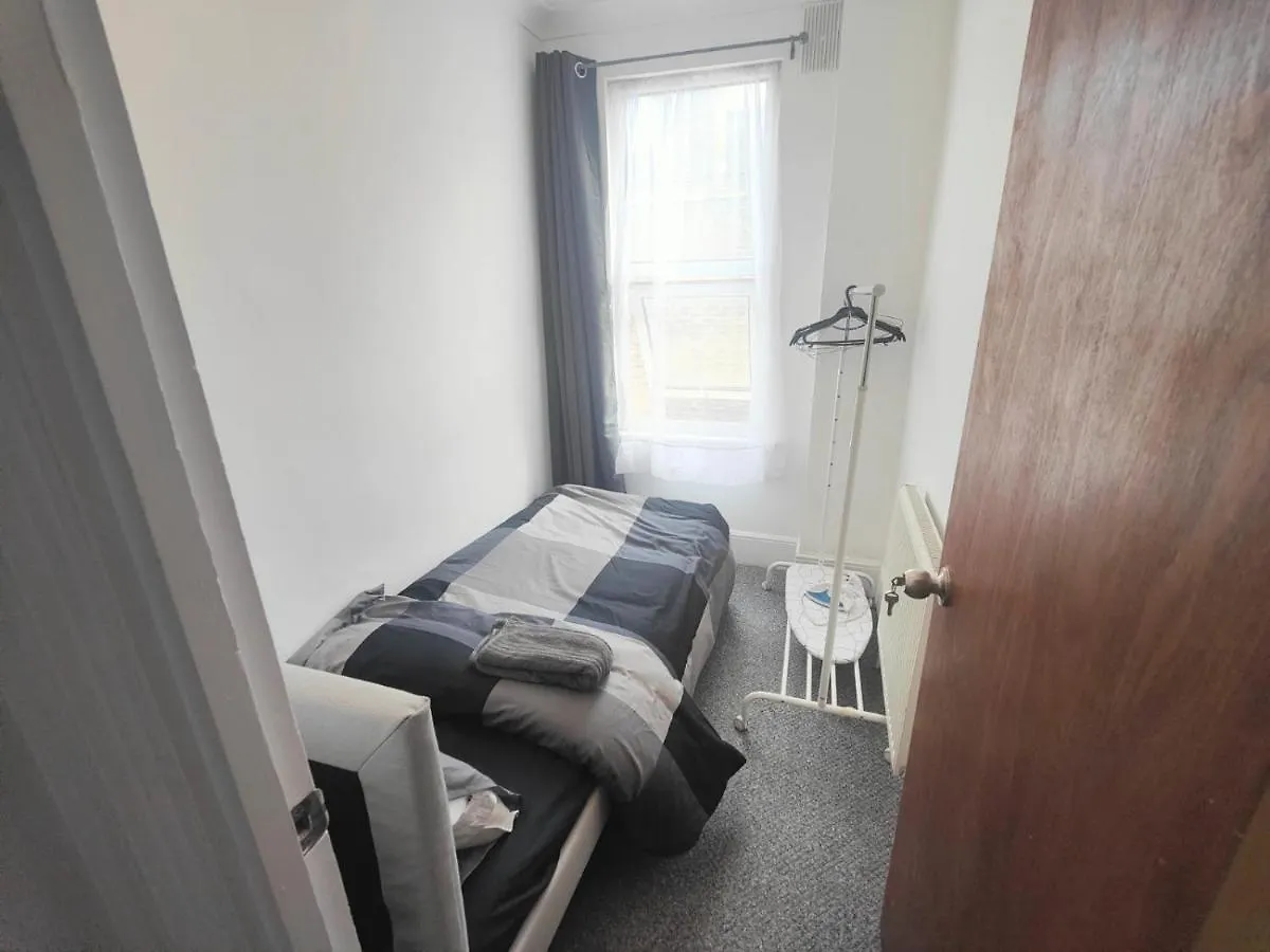 Lovely 3 Bedroom Serviced Apartment In Leytonstone London