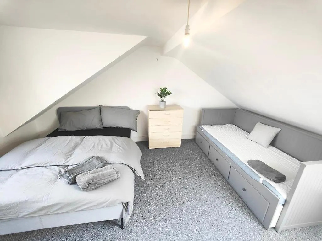 Lovely 3 Bedroom Serviced Apartment In Leytonstone London